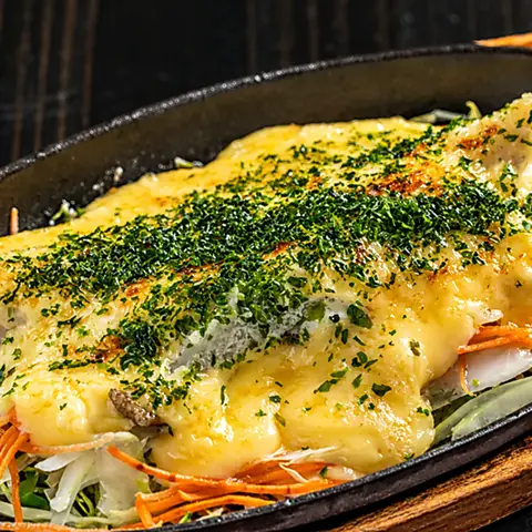 チーズをのせた鉄板料理