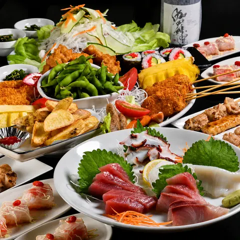 刺身と揚げ物が並ぶ盛り合わせ