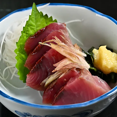 薬味を添えた旬の刺身